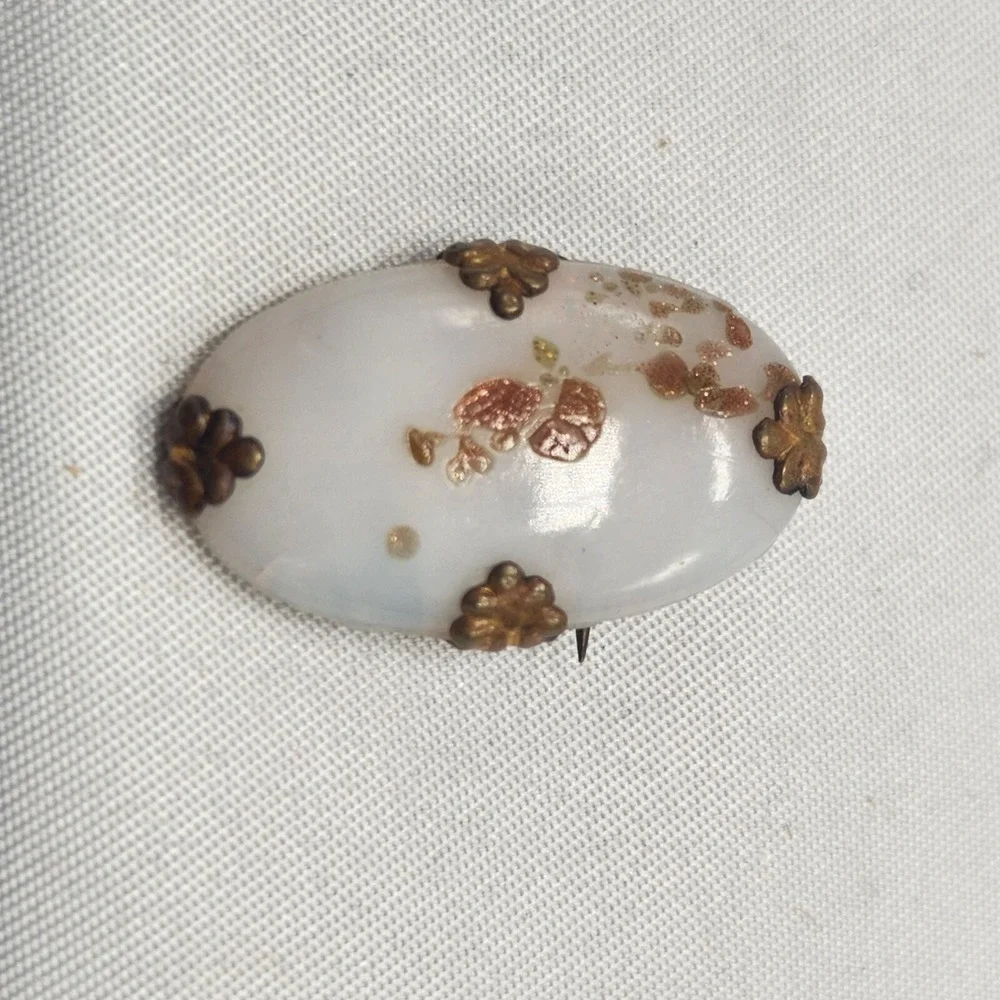VINTAGE Victorian Speckled‎ White Venetian Glass Brooch Pin Brass Cameo...